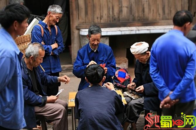 街头闲时 — 屏山老县城