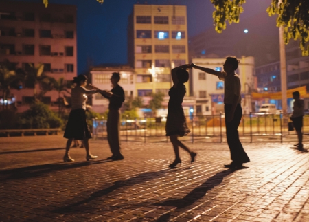 夜幕降临广场上跳舞的人