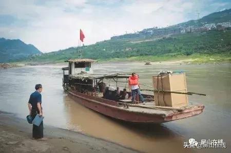等待客船的人